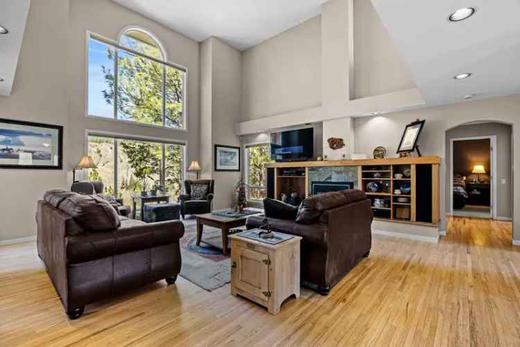 Equestrian Estate: Private Home with Premier Horse Facilities