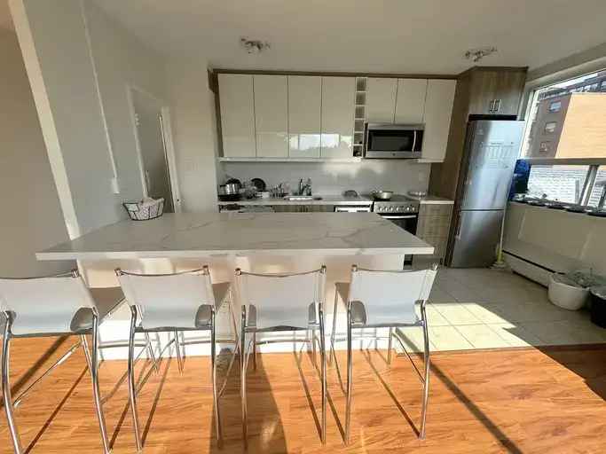 Rent Modern 2 Bedroom Apartment in Toronto with Upgraded Kitchen