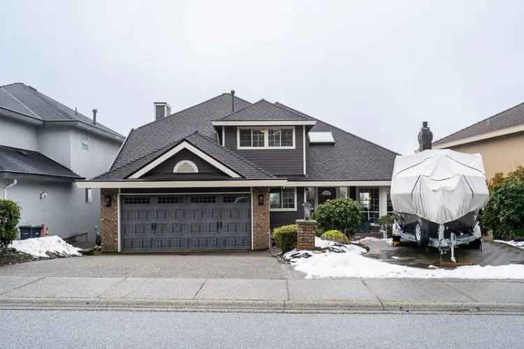 5 Bedroom Family Home in Heritage Mountain Updated Kitchen & Suite