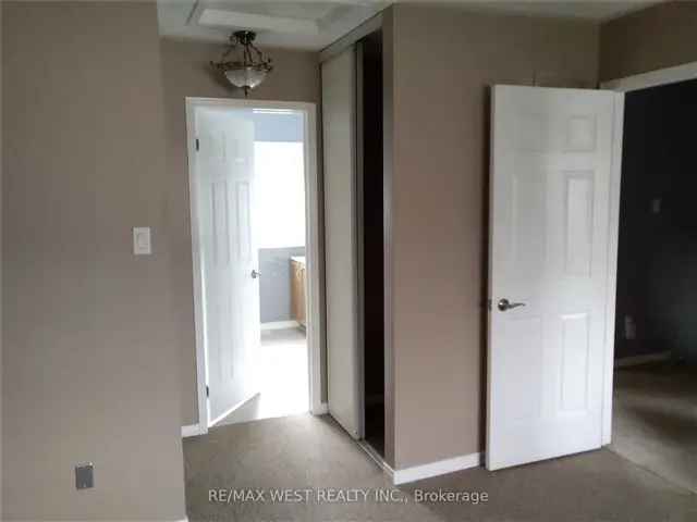 Townhouse For Sale in Barrie, Ontario