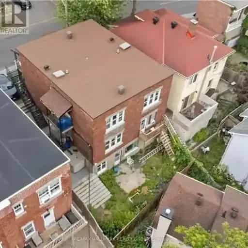 2-Bedroom Home in Ottawa Near Amenities and Trails