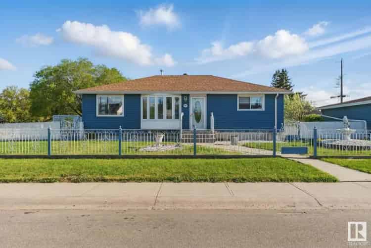 3+2 Bedroom Bungalow in Wellington - Updated Kitchen & Finished Basement