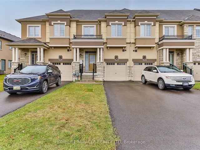 Spacious 3-Bedroom Townhouse Near Highway 403