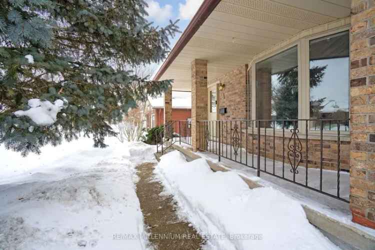 Buy House in Stratford with 4 Levels and Spacious Backyard