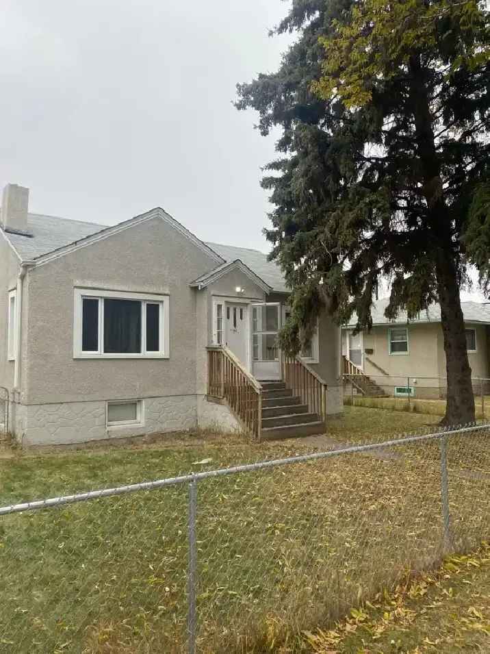 Delton 3 Bedroom House with empty basement duite