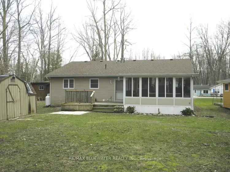 Ipperwash Beach Cottage - 3 Bedroom - Leased Land