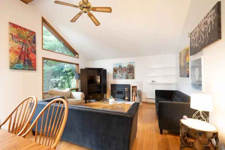 A $1,350,000.00 House/Single Family with 5 bedrooms in Bowen Island, Bowen Island