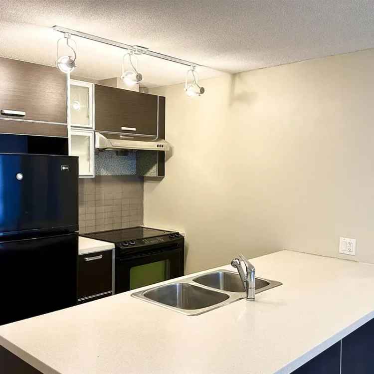 North Surrey Condo for Sale: 2 Beds, 2 Baths, Amazing Amenities