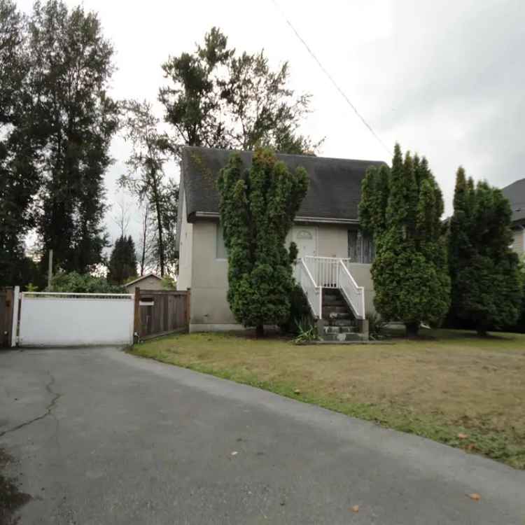 4 Bed 2 Bath House with Detached Garage and Large Lot - Townhouse Potential