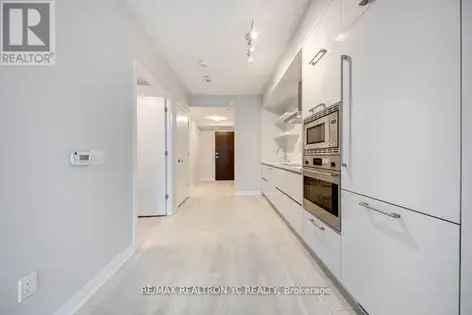 97m² 1-Bedroom + Den Suite in Toronto Yonge and Eglinton