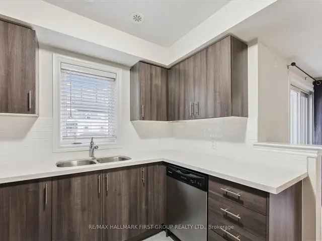 Townhouse For Sale in Oshawa, Ontario