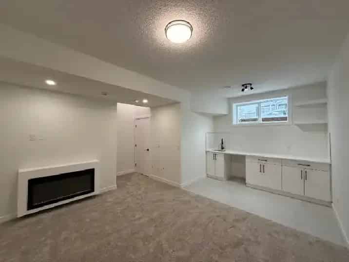 Luxury 4-Unit Townhouses for Rent in Renfrew
