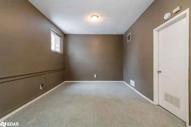 Spacious 4-Bedroom Condo Townhouse Near Shopping and Schools