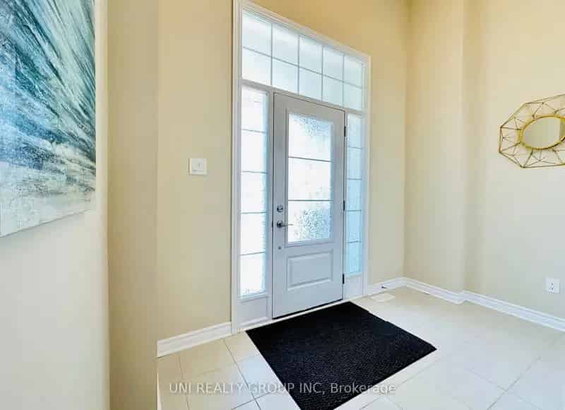 Barrhaven Family Home 4 Bed 3 Bath 2461 sq ft