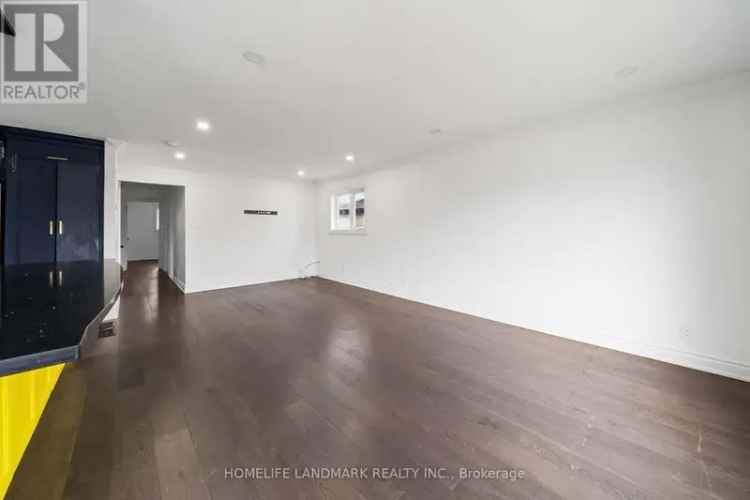 Detached House on Large Lot Quiet Convenient Location