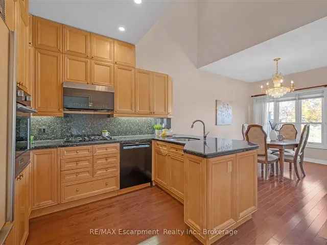 Townhouse For Sale in 106, Fairwood Place West, Burlington, Ontario