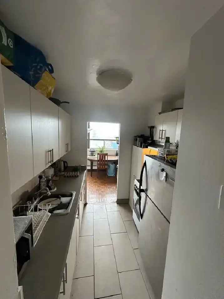 Bright Downtown Toronto Bedroom for Rent - All Inclusive