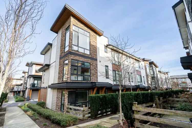 A $900,000.00 Townhouse with 3 bedrooms in Cloverdale BC, Cloverdale