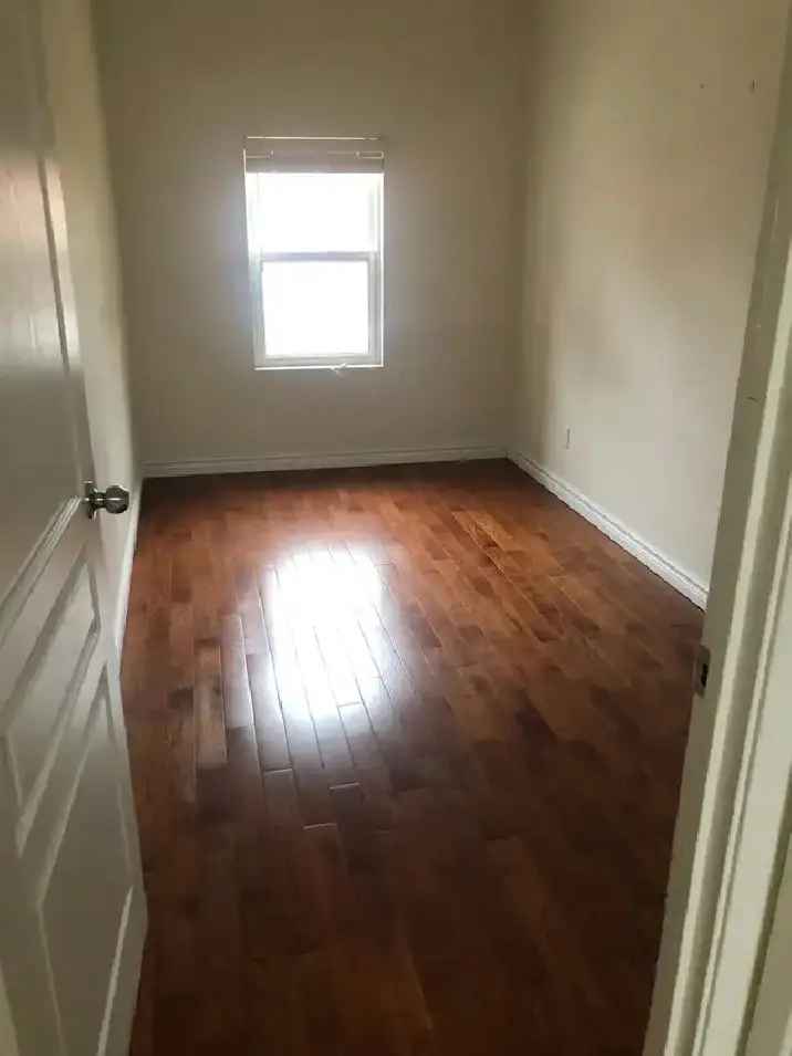 Like new 4 bedrooms unit for rent Spadina Ave & College St.