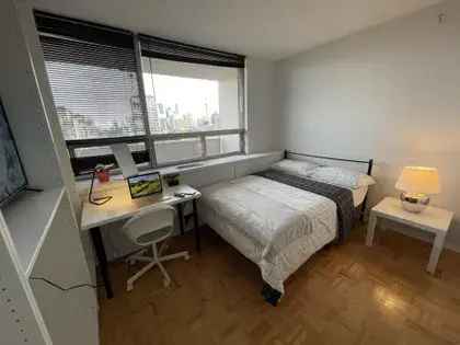 Rent 1 Room Apartment in Toronto with Gym and Rooftop Terrace