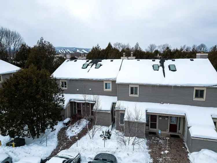 Condo Townhome for Sale in Collingwood with Balcony and Vaulted Ceilings