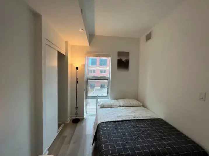 Room for Rent in Stylish Apartment near College St Subway