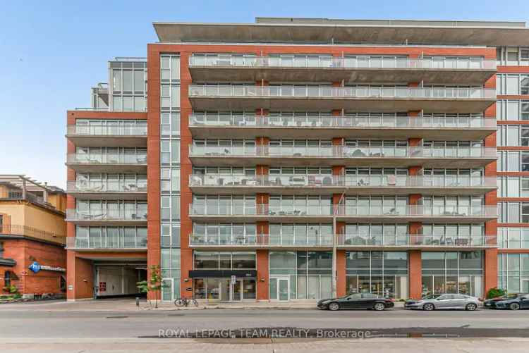 Rent Stylish Condo in Centretown with Private Terrace and Amenities