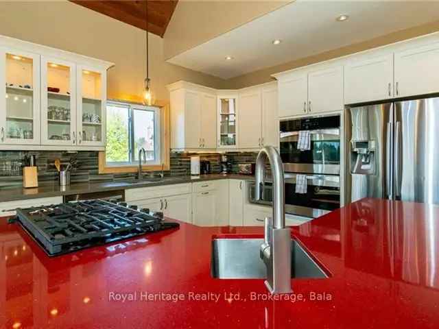 Spectacular Bespoke Cottage on Perry Lake - 6 Bedrooms, 2 Kitchens, Hot Tub