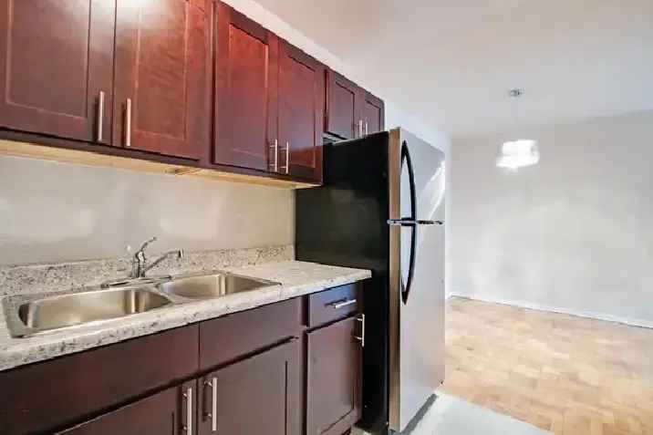 AMAZING 1 BDRM APT IN GREAT BUILDING