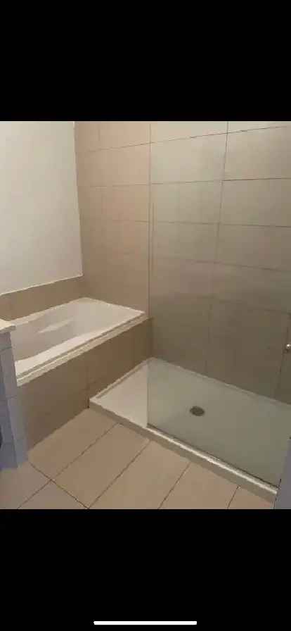 Grande chambre/toilette privée à  louer dans Condo Rêve RDC 41/2