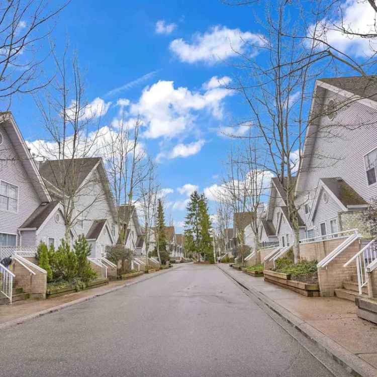 Surrey Townhouse for Sale: 2 Beds, 1.5 Baths, Family-Friendly Complex