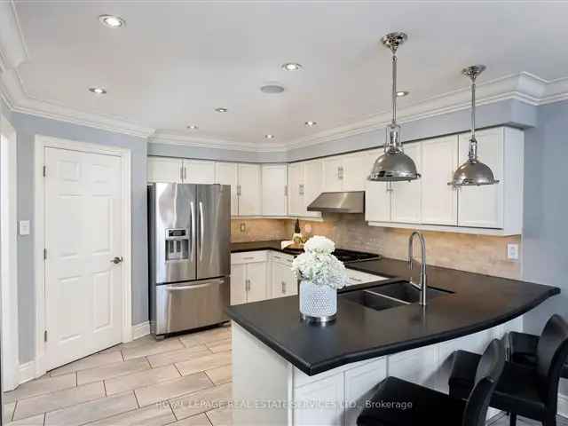 House For Sale in Oakville, Ontario