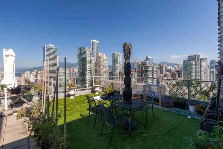 Yaletown Penthouse with Rooftop Patio and Amazing Views