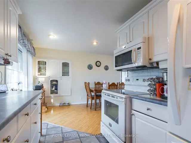 Charming Bungalow Near Trenton Base Hwy 401