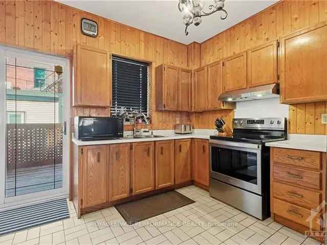 1901 Built 3-Bed Townhouse Near Sparks Street and Parliament Hill