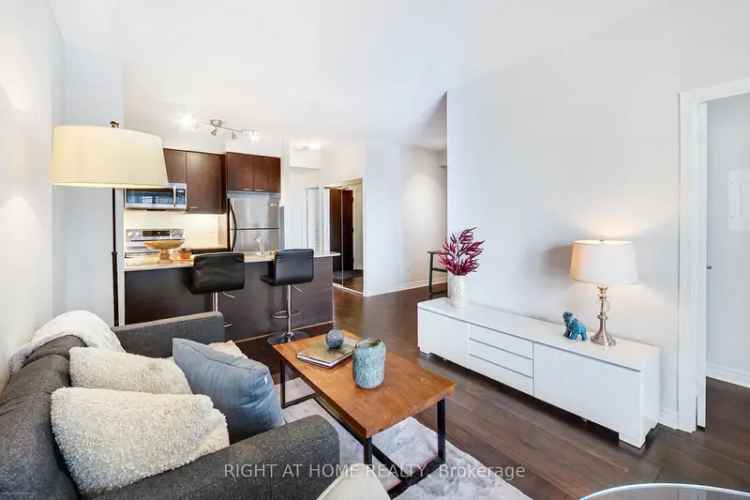 Spacious Chicago Condo in Square One Mississauga