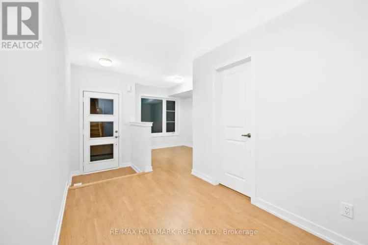 Modern Townhouse near David & Mary College Institute and Freshco