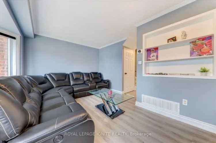 Updated Townhouse with Private Backyard and Garages Near Rouge Valley Trails