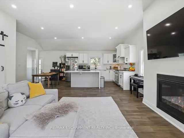 House For Sale in Oakville, Ontario