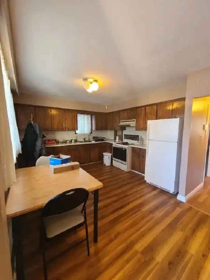 Beautiful bedroom for rent near Nanaimo Station