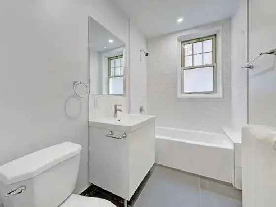 Renovated 5 1/2 in historic Westmount building heating included!