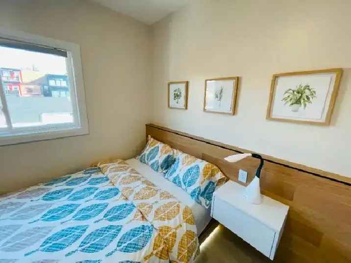 Now/Dec1st 2nd Floor one bedroom apt dundas/bathurstLarge furni