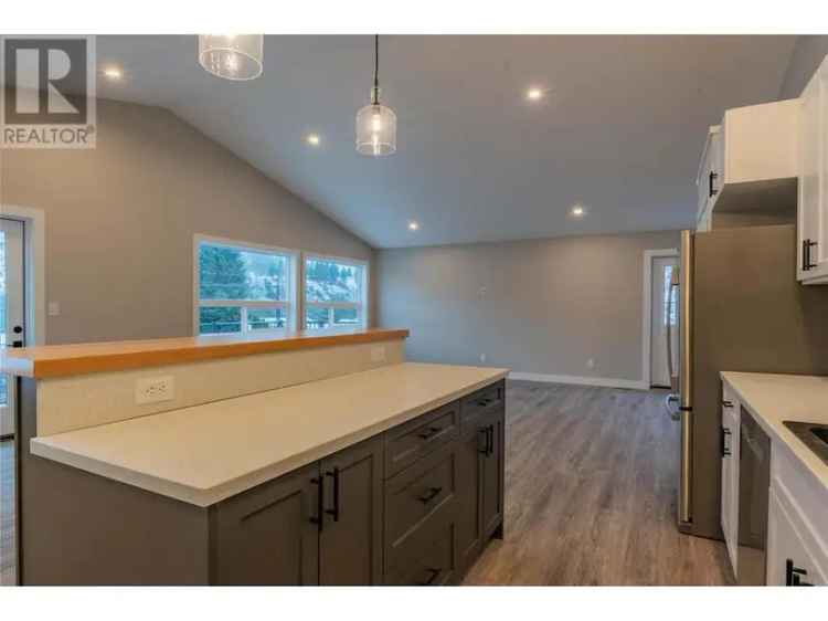 New Build near Columbia River with Legal Suite