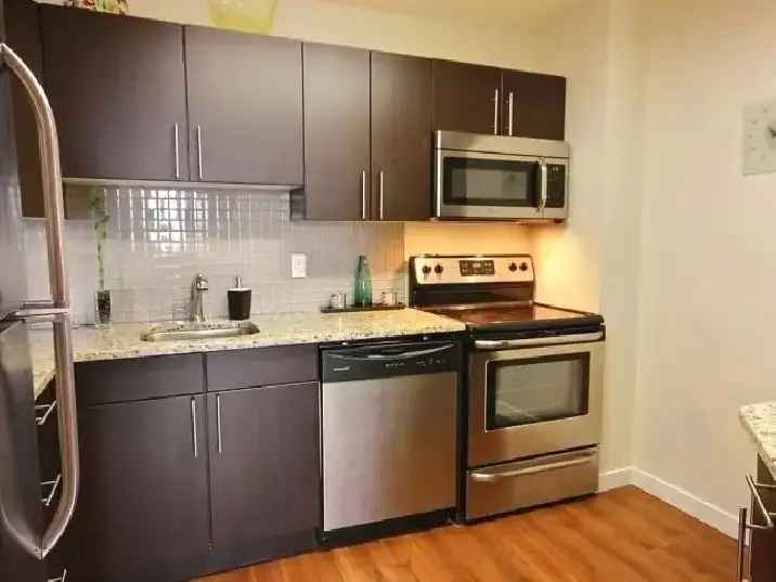 MOTIVATED SELLER! Desirable Top Floor 2bdr Condo Near U of M!