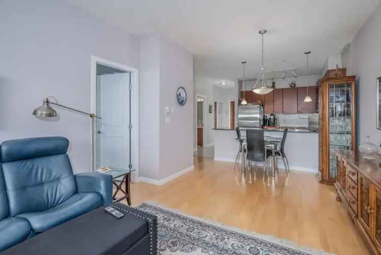 Condo For Sale in Surrey, British Columbia