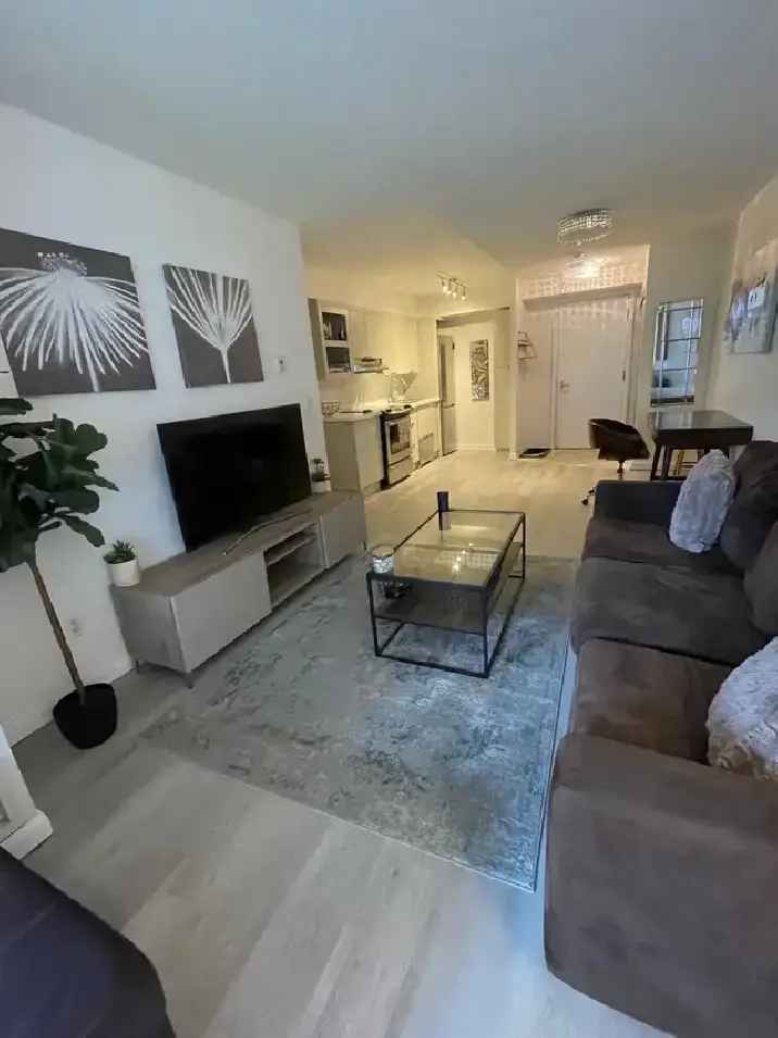 Fully Furnished Condo Bay & Dundas - $2,850