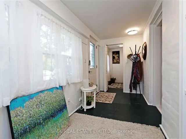 Charming Bungalow in Upper Beach with Lovely Gardens