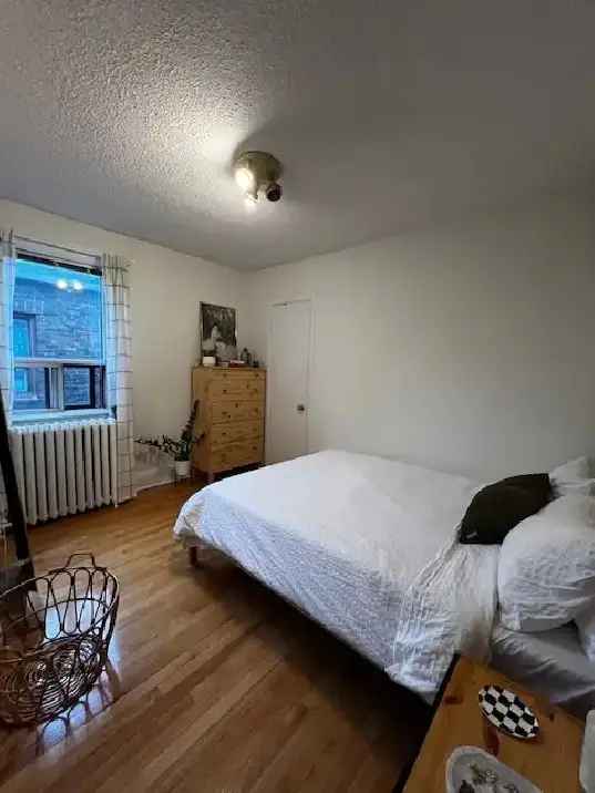 1 bedroom plus den – 2 min walk to TTC. $1995  hydro