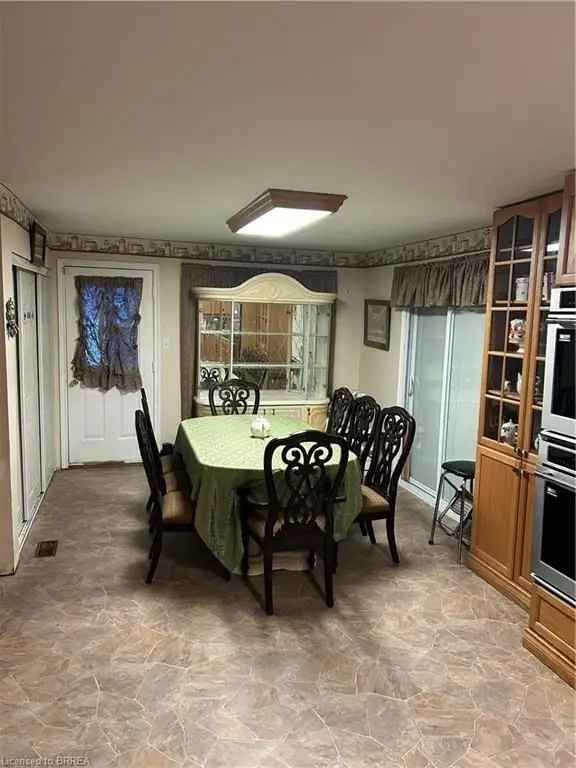 House For Sale in Brantford, Ontario