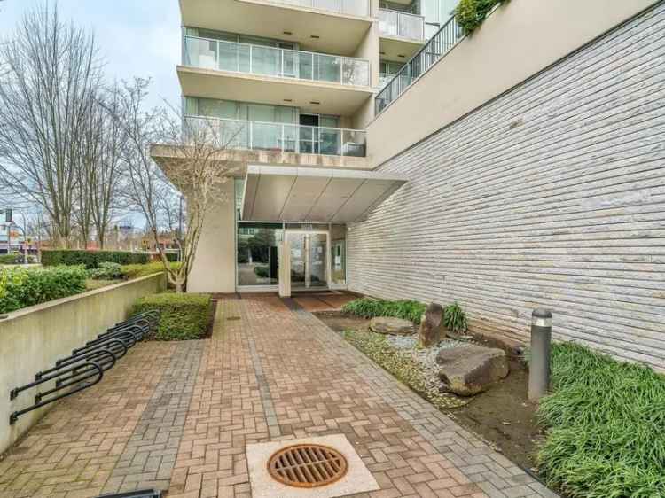 Bright 2 Bed 2 Bath Corner Unit with Parking & Amenities